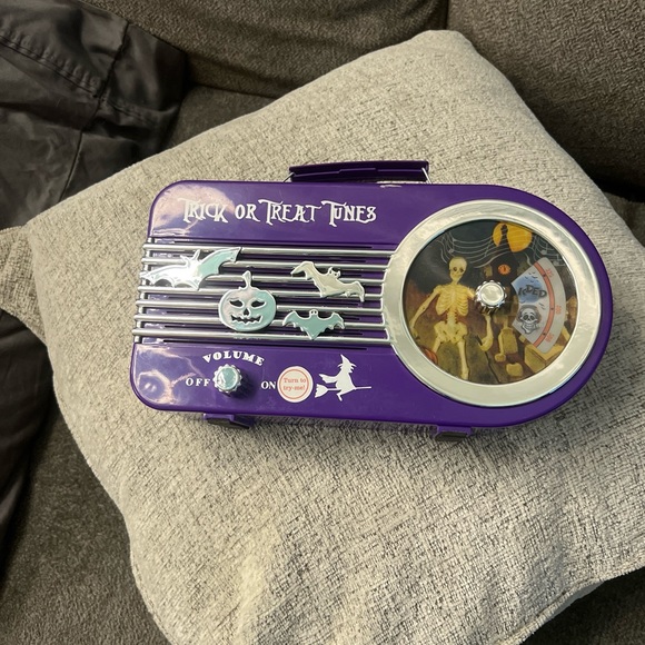Mr Halloween vintage inspired radio   Super cute. Works perfectly. New with tag - Picture 3 of 6